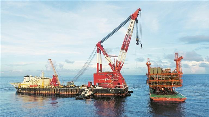     陆丰8-1平台海上安装作业现场。