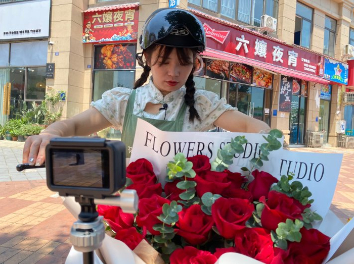 刘蓉正在打包鲜花 受访者供图