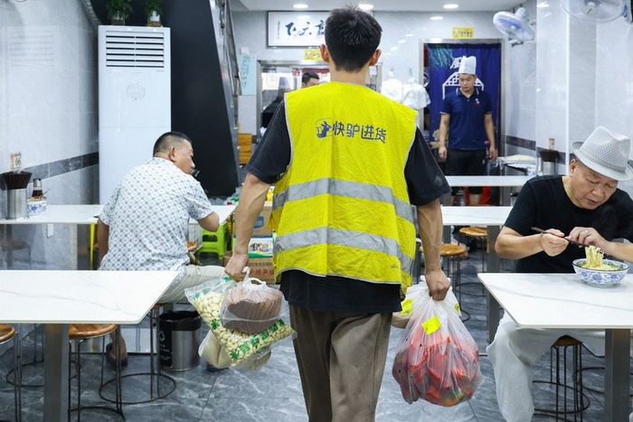 ▲图为美团快驴进货一早到店配送 摄影/朱冲