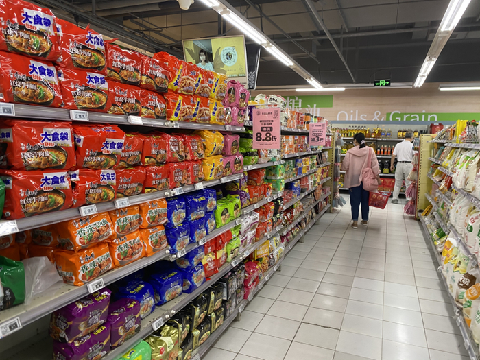 打折促销仍是方便面的“拉客”手段。  