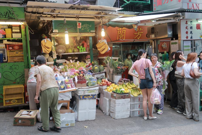 兰芳园旁边的水果店 图片来源：赵嘉璐摄