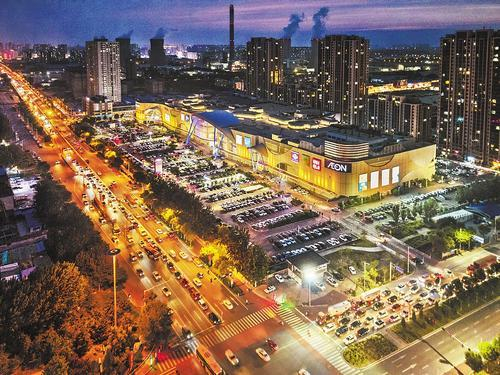     8月26日拍摄的位于三河市的永旺梦乐城燕郊购物中心夜景。    河北日报通讯员 李 辉摄