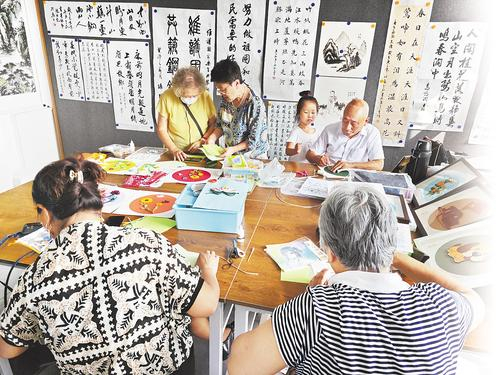 8月14日，在北戴河区安居社区日间照料服务中心内，社区老人们正在进行衍纸画创作。河北日报记者孙也达摄