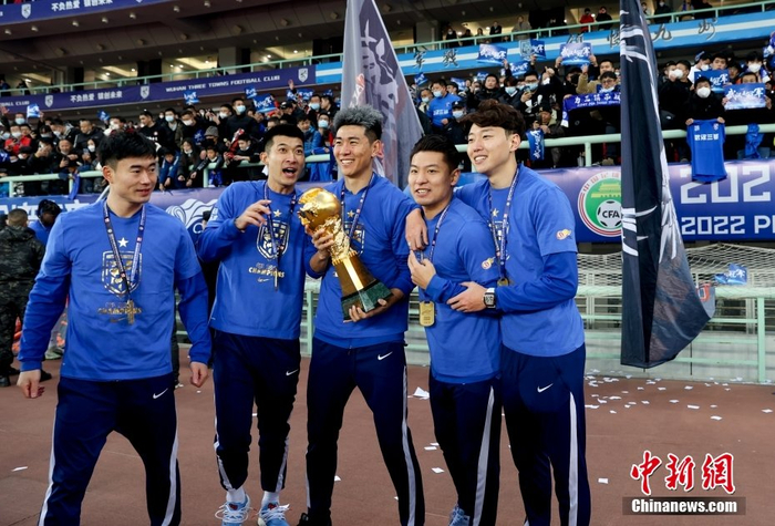   武汉三镇队内有不少当年广州队夺冠班底成员。张畅 摄 