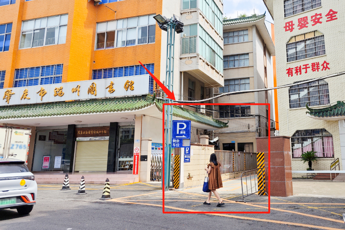 △停车场入口示意图。陈子骅 摄