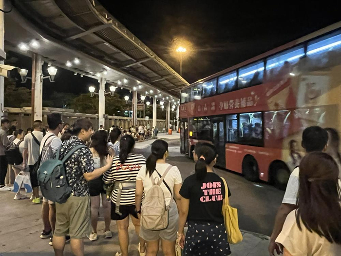 （深圳湾排队回香港市区的人群 财联社记者摄）