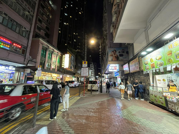 （周日晚间的香港旺角“波鞋街”财联社记者摄 ）