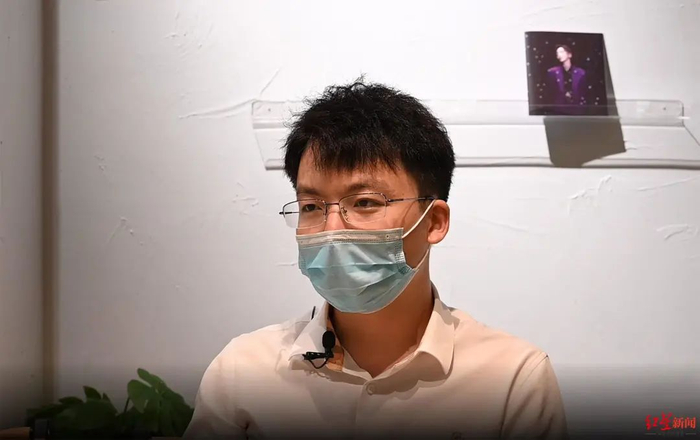 图片何先生第一次面对媒体的镜头