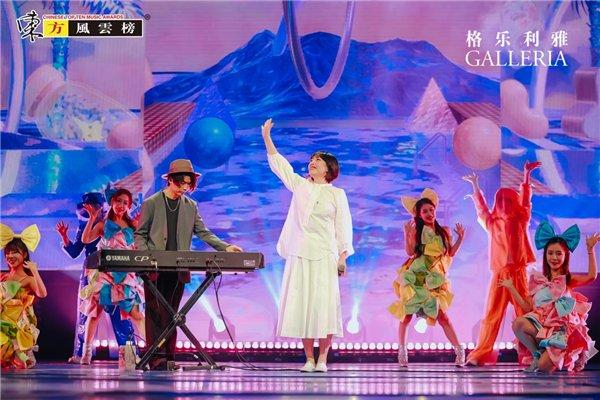艺人陈明、黄龄、牛奶咖啡、丁当在格乐利雅·东方风云榜三十周年庆典现场舞台