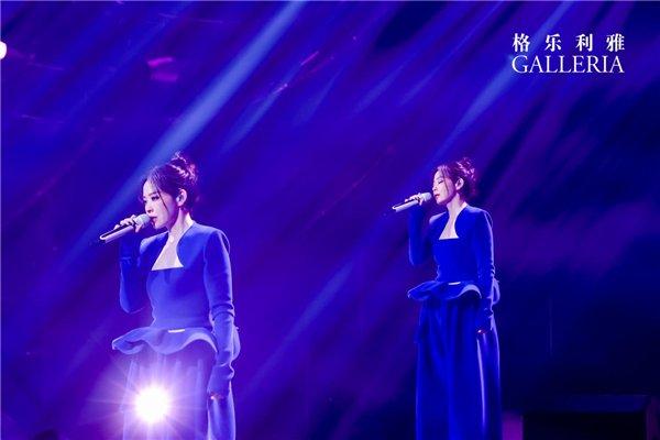 艺人米卡、老狼、张杰、张靓颖在格乐利雅·东方风云榜三十周年庆典现场舞台