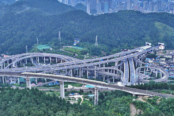 一列动车组行驶在贵南高铁贵阳北至贵阳区间（张贵忠 摄）