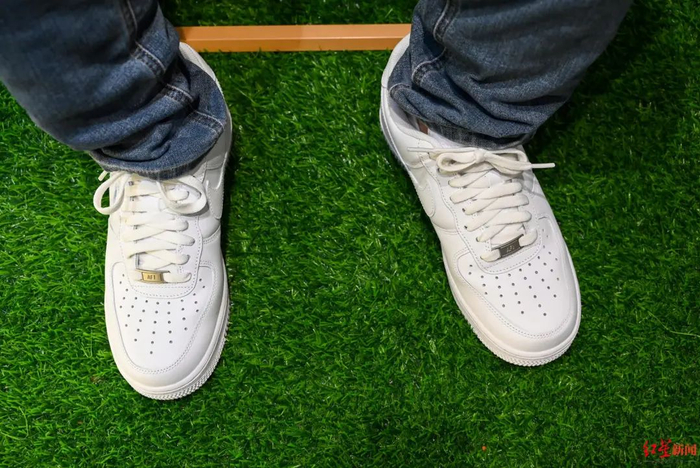 图片8月27日，何先生穿着事发时的鞋接受媒体采访