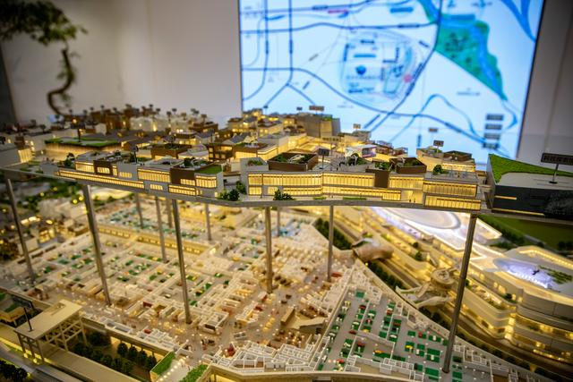 “湾里”项目的沙盘模型，抬升起来的区域就是车辆段的上盖部分。新京报记者 王远征 摄