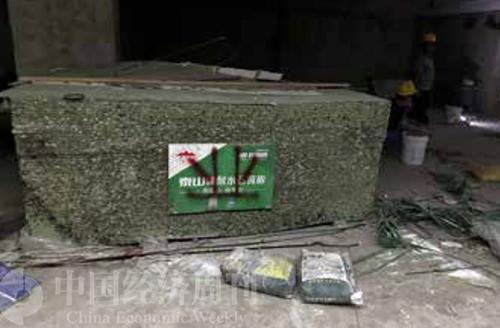 业主提供的内部近期图片显示，有装修材料堆积在施工工地，局部发霉。《中国经济周刊》记者 宋杰I摄