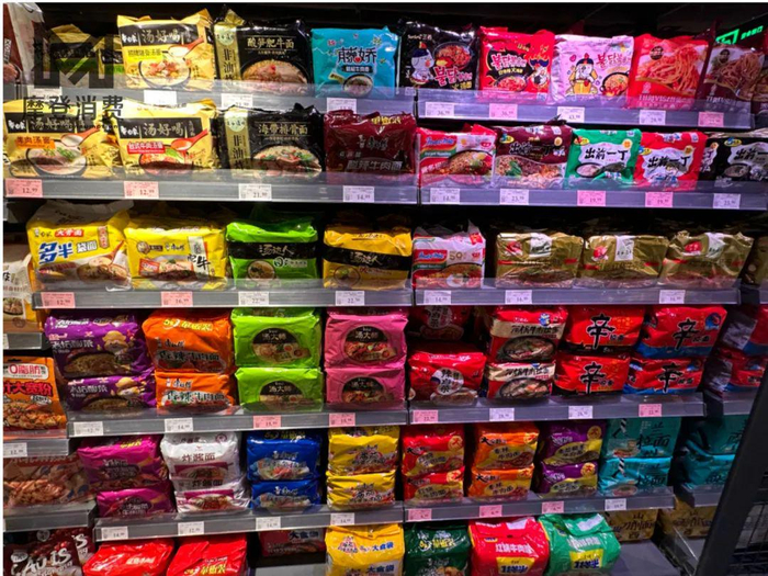 图 / 超市方便面货架陈列
