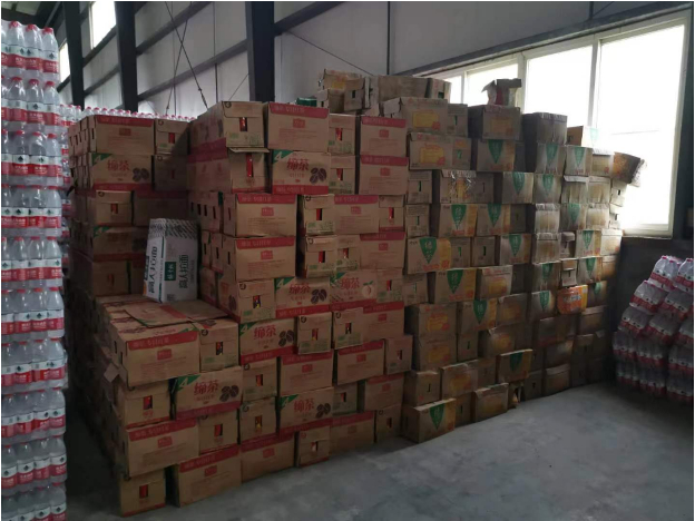 图 / 仓库里滞销的今麦郎缔茶，受访者提供