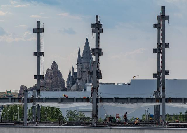 站在张家湾车辆段的上盖区域，可以远眺北京环球度假区。新京报记者 王远征 摄