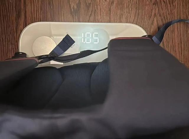 一只书包的自重1.05公斤