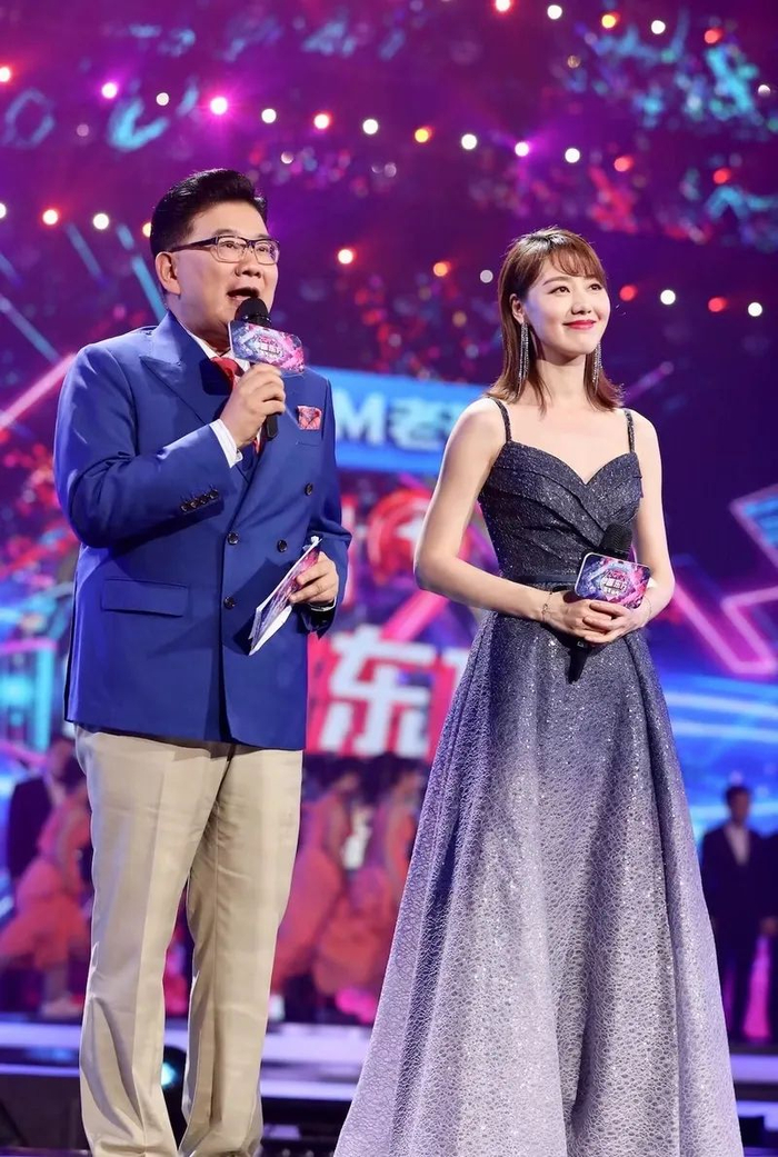 曹可凡与王冠主持跨年晚会