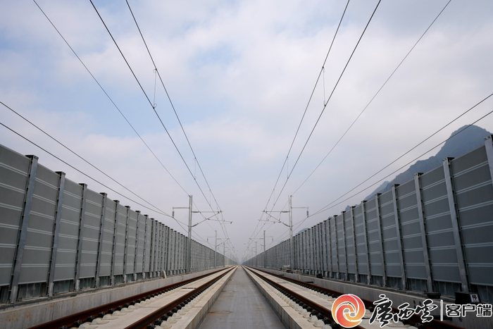 贵南高铁澄江双线特大桥路段设置了桥梁声光屏障。记者 甘艳霞 摄