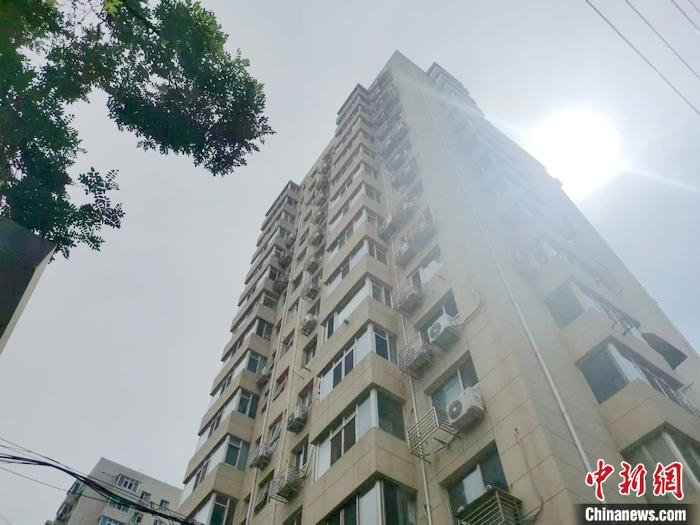 资料图：楼房外的一排排空调外机。 中新网记者 谢艺观 摄