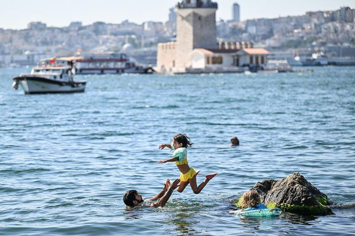 △当地时间8月22日，土耳其伊斯坦布尔于斯屈达尔海滩，一名女孩跳入海中降温。