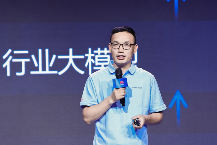 华为云EI服务产品部部长尤鹏发表主题演讲
