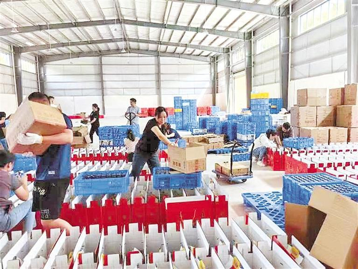     麻江县供销合作社物流仓储配送中心货值60余万元的农特产品大礼包准备装车发往江苏等地。 （麻江县供销合作社供图）