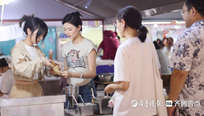 王雪珊和朋友在售卖铜锣烧  