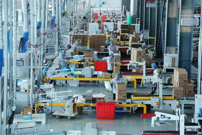 在山东辛化硅胶有限公司，工人在生产出口的水晶猫砂。资料片