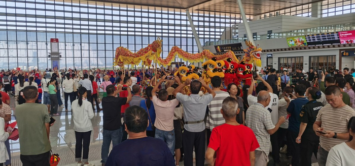 8月31日，南宁北站举办民族特色展演活动。武鸣区融媒体中心 黄琨 摄