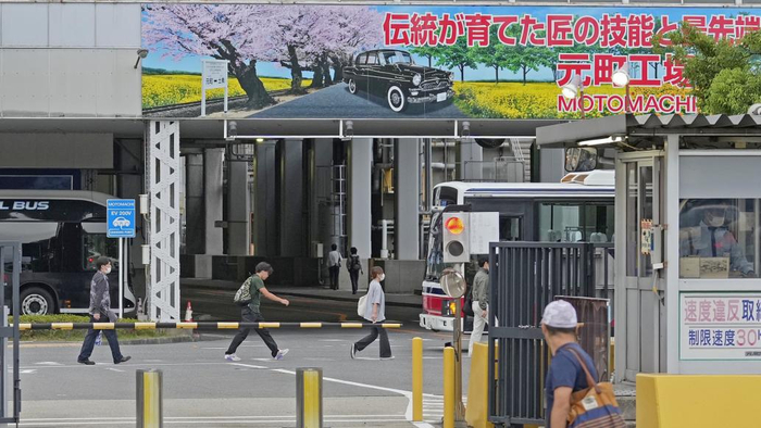 当地时间2023年8月30日，日本，丰田汽车公司位于爱知县的本町工厂员工前往上班。