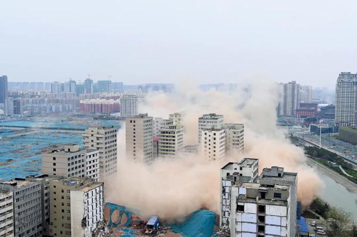 2021年3月19日，河南郑州市，陈砦村的几栋高楼被爆破。图/IC
