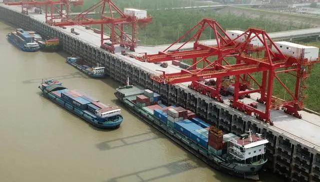 图为湖南岳阳城陵矶港国际集装箱码头（无人机照片）新华社记者 陈振海 摄