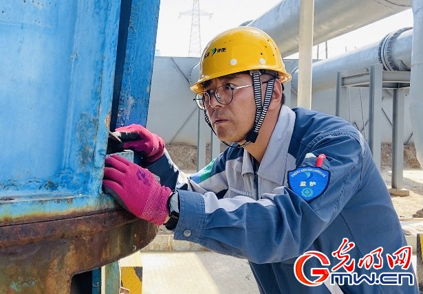 郭延涛检查导卤泵站混流泵运行状况 记者刘晗旭 摄