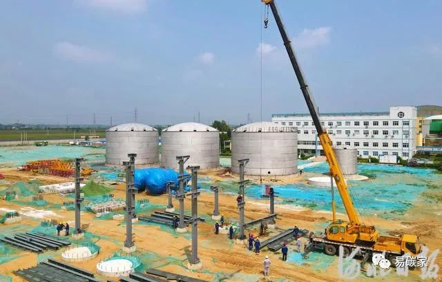 8月21日，施工人员在河北建滔碳捕集与综合利用年产80万吨醋酸项目现场施工。河北日报记者 赵永辉摄