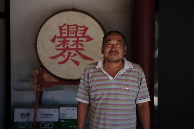 8月25日，时隔10天，记者再次见到爨底下村党支部书记韩跃时，连续作战已经让他略显沧桑。新京报记者 曹晶瑞 摄