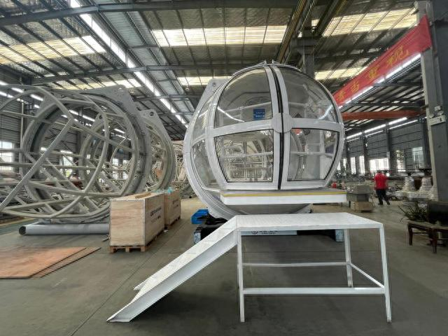 即将运用在金鸡湖新摩天轮上的吊舱。于量 摄