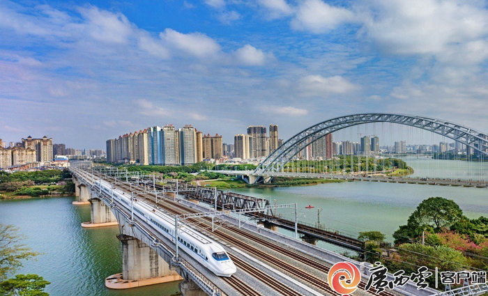 D9688次列车行驶在南凭高铁南崇段。周军 摄