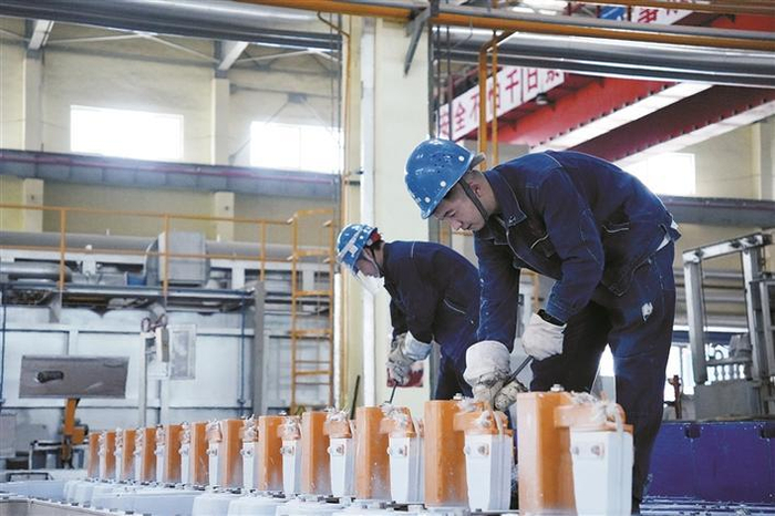     8月25日，工人在新疆农六师铝业有限公司生产车间内忙碌。    兵团日报全媒体记者  邵明辉  摄