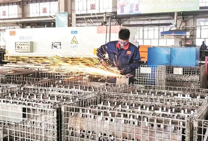     新疆天诚农机具制造有限公司内，工人正在进行焊接生产（摄于5月18日）。叶丽芳  摄