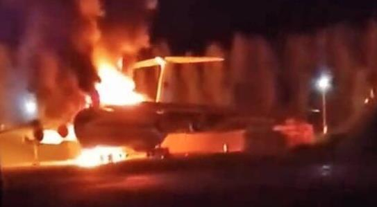 俄军伊尔-76运输机遭乌军无人机击中后起火 图源：社交媒体截图