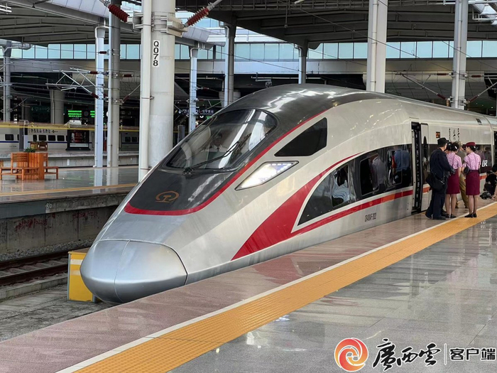 8月31日上午7:33，G4308次列车驶出南宁东站，标志着贵南高铁全线通车运营。杨思悦 摄