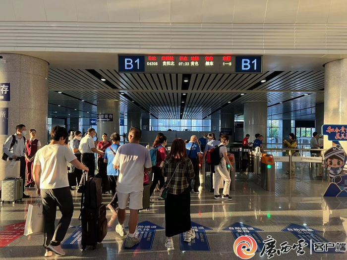 8月31日07:33，G4308次列车驶出南宁东站，标志着贵南高铁全线通车运营。杨思悦 摄