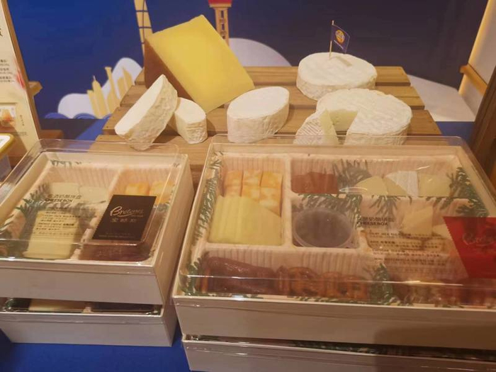 妙可蓝多带来原制奶酪拼盘亮相。