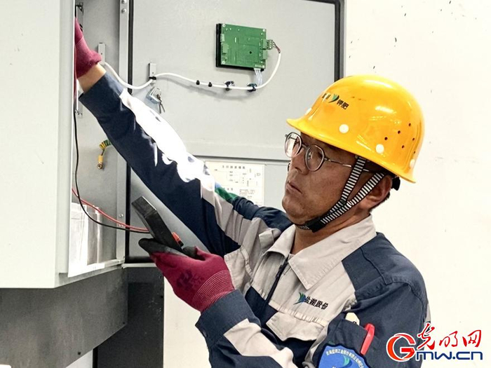 郭延涛正在日常巡检 记者刘晗旭 摄