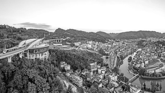     在凤凰磁浮列车站可俯瞰沱江  企业 供图