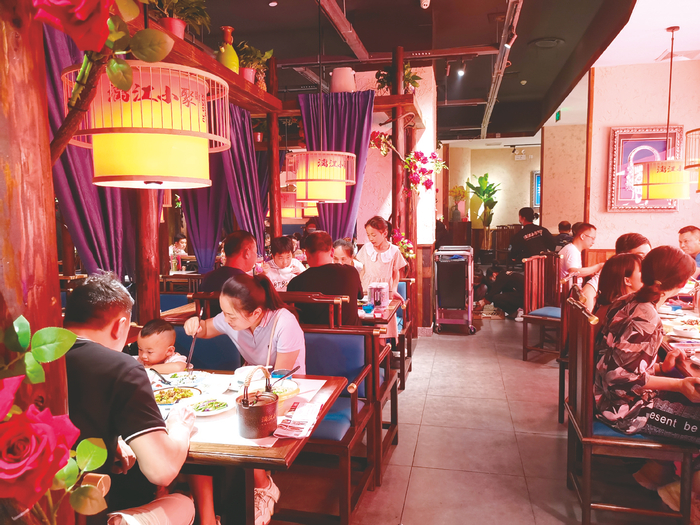     漓江小聚门店内生意红火    （商家供图）