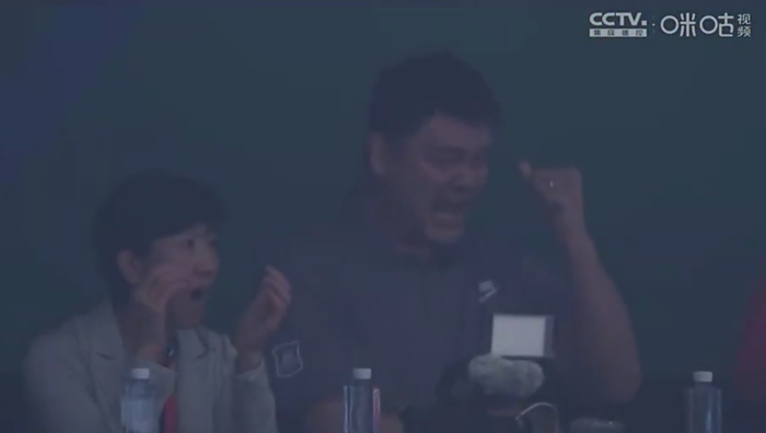 　姚明看到中国队打进精彩进球，情绪激动 图片来源：咪咕体育视频截图