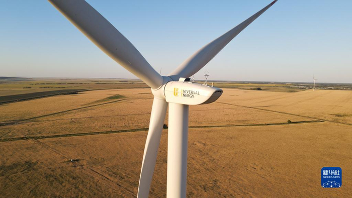 哈萨克斯坦科斯塔奈州50兆瓦风电项目（2022年8月14日摄，无人机照片）。新华社发